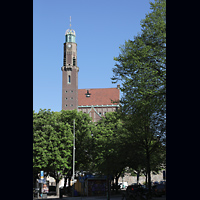 Stockholm, Engelbrektskyrkan, Blick vom Karlavgen von Sden auf die Kirche mit dem 65 m hohen Turm
