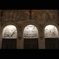 Stockholm, Engelbrektskyrkan, Figuren ber dem Altar - in der Mitte eine Darstellung des letzten Abendmahls