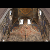 Stockholm, Engelbrektskyrkan, Fresken im Chor mit Kreuz und Blick ins Gewlbe
