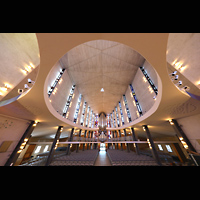 Stockholm, Uppenbarelsekyrkan (Auferstehungskirche), Blick vom Chor zur Orgel und zur Decke