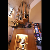Stockholm, Uppenbarelsekyrkan (Auferstehungskirche), Orgel mit beleuchtetem Spieltisch seitlich