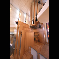 Stockholm, Uppenbarelsekyrkan (Auferstehungskirche), Seitlicher Blick auf Rckpositiv und Orgel