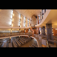 Stockholm, Uppenbarelsekyrkan (Auferstehungskirche), Blick von der Seitenempore auf die Orgel