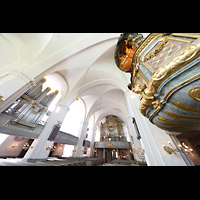Stockholm, Maria Magdalena kyrka, Sdemporenorgel, Hauptorgel und Kanzel