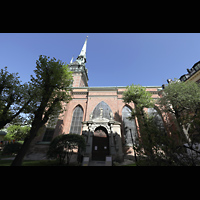 Stockholm, Deutsche St. Gertruds-Kirche, Blick vom Kirchgarten von Sdosten auf die Kirche und das Hauptportal