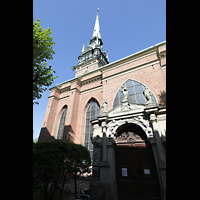 Stockholm, Deutsche St. Gertruds-Kirche, Blick vom Kirchgarten von Sdosten auf die Kirche und das Hauptportal