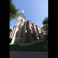 Stockholm, Deutsche St. Gertruds-Kirche, Blick vom Kirchgarten von Sden auf die Kirche und das Hauptportal