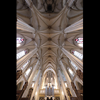 Viersen, St. Cornelius und Peter, Blick ins Hauptschiffgewlbe mit Orgel