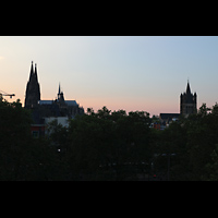 Köln (Cologne), Dom St. Peter und Maria, Abendlicher Blick vom Heumarkt zum Dom (links) und auf Groß St. Martin (rechts)