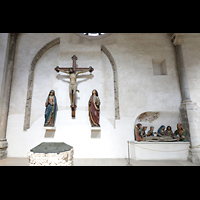 Kln (Cologne), Gro St. Martin, Kreuzigungsgruppe; im Vordergrund das Taufbecken aus staufischer Zeit