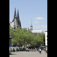 Köln (Cologne), Dom St. Peter und Maria, Heumarkt mit Blick auf den Dom