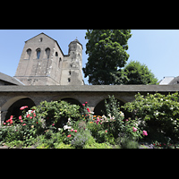 Kln (Cologne), Basilika St. Maria im Kapitol, Blick durch einen Kreuzgangbogen auf die Westfassade und in den Garten