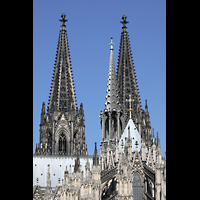 Köln (Cologne), Dom St. Peter und Maria, Turmspitzen, Vierungsturm und goldenes Kreuz auf der Spitze des Chorgewölbes