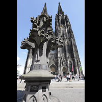 Köln (Cologne), Dom St. Peter und Maria, Doppelturmfassade - im Vordergrund ein 1:1-Modell der 9,50 m hohen Turmspitzen
