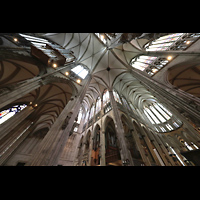 Köln (Cologne), Dom St. Peter und Maria, Langhaus- und Querhausorgel mit Blick ins Vierungs- und Chorgewölbe