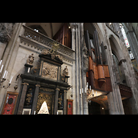 Köln (Cologne), Dom St. Peter und Maria, Blick vom nördlichen Querhaus auf den Altar der Schmuckmadonna und die Querhausorgel