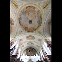 Regensburg, St. Josef, Blick zur Kuppel ( 17 m) mit Deckengemlde des Hl. Josef und zur Orgel
