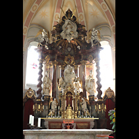 Regensburg, St. Josef, Barocker Hochaltar mit weier Figur des Kirchenpatrons, des Hl. Josef