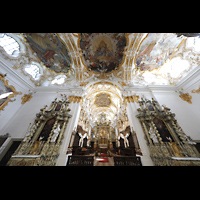 Regensburg, Stiftskirche Unserer Lieben Frau zur Alten Kapelle ('Alte Kapelle'), Blick vom Querhaus  in den Chorraum mit Deckenfresken und Hochaltar