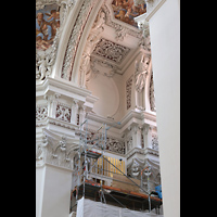 Blick vom Chorraum auf die Balkonorgel Nord im Aufbau im Juli 2023 Passau, Dom St. Stephan, Blick vom Chorraum auf die Balkonorgel Nord im Aufbau im Juli 2023