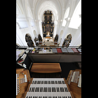 Passau, Stadtpfarrkirche St. Paul, Blick ber den Spieltisch in die Kirche