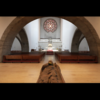 Regensburg, St. Wolfgang, Blick von der Vorhalle ber den Abguss des Grabes des Hl. Wolfgang in die Kirche