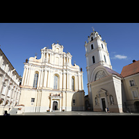 Vilnius, v. Jonu banycia (Universittskirche St. Johannis), Blick vom Universittsplatz auf die Westfassde und den Turm