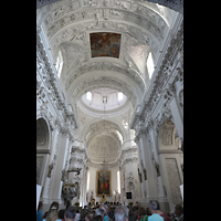 Vilnius, v. apatalu Petro ir Povilo banycia (St. Peter und Paul), Hauptschiff in Richtung Chor mit Blick ins reich verzierte Gewlbe