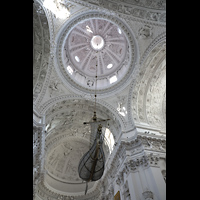 Vilnius, v. apatalu Petro ir Povilo banycia (St. Peter und Paul), Blick in die Vierungskuppel und auf den Lster in Form eines Schiffes von 1905