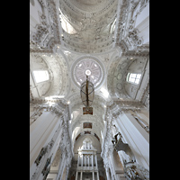 Vilnius, v. apatalu Petro ir Povilo banycia (St. Peter und Paul), Blick ins Hauptschiffgewlne mit Lster in Schiffsform und Orgel