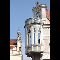Vilnius, v. Jonu banycia (Universittskirche St. Johannis), Blick vom Pilies g: von Sden auf eine Erker eines Gebudes und den Chorgiebel