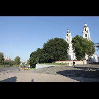 Vilnius, v. arkangelo Rapolo banycia (Erzengel Raphael), Blick vom Platz vor der Kirche auf die Fassade