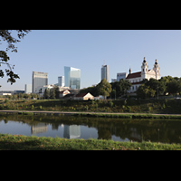 Vilnius, v. arkangelo Rapolo banycia (Erzengel Raphael), Blick von der Grnen Brcke auf die Kirche und die Hochhuser