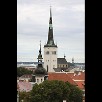 Tallinn (Reval), Oleviste kirik (Olai-Kirche), Blick von der Stadtmauer auf dem Domberg auf die Kirche