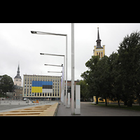 Tallinn (Reval), Jaani kirik (St. Johannis), Freiheitsplatz (Vabaduse vljak) mit Blick zur Niguliste kirik (links) und zur Jaani kirik