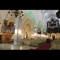 Tallinn (Reval), Jaani kirik (St. Johannis), Blick ber die Vierung auf beide Orgeln