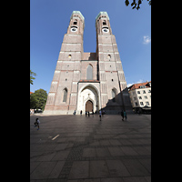 Mnchen (Munich), Liebfrauendom, Fassade - Ansicht vom Frauenplatz von Westen