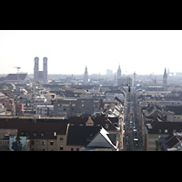 Mnchen (Munich), St. Paul, Blick nach Osten auf die Altstadt mit Dom (links), Rathaus und St. Peter (Mitte rechts)