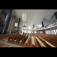 Mnchen (Munich), St. Matthus (ev.), Seitlicher Blick in die Kirche mit Chorraum, Fernwerk (links) und Orgel