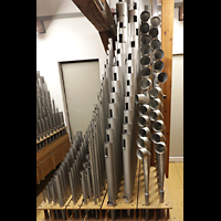 Pfeifen in der unteren Etage der Fernorgel, rechts das Cornopean 8' Passau, Dom St. Stephan, Pfeifen in der unteren Etage der Fernorgel, rechts das Cornopean 8'