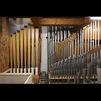 Pfeifen in der unteren Etage der Fernorgel, links die Becher der Posaune 16' Passau, Dom St. Stephan, Pfeifen in der unteren Etage der Fernorgel, links die Becher der Posaune 16'