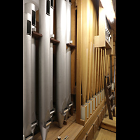 Fernorgel - Pedalpfeifen: kontrabass, Holzbecher der Posaune, dahinter der Subbass Passau, Dom St. Stephan, Fernorgel - Pedalpfeifen: kontrabass, Holzbecher der Posaune, dahinter der Subbass