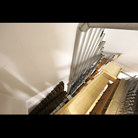 Blick von oben auf die Pedalpfeifen der Fernorgel mit gekröpftem Kontrabass Passau, Dom St. Stephan, Blick von oben auf die Pedalpfeifen der Fernorgel mit gekröpftem Kontrabass