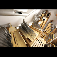 Pfeifen Fernorgel, obere Etage,mit Blick auf die von unten aufragenden z.T. gekröpften Pedalpfeifen Passau, Dom St. Stephan, Pfeifen Fernorgel, obere Etage,mit Blick auf die von unten aufragenden z.T. gekröpften Pedalpfeifen