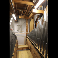 Pfeifen in der unteren Etage der Fernorgel, rechts die Vox humana 8', hinten: Röhrenglocken Passau, Dom St. Stephan, Pfeifen in der unteren Etage der Fernorgel, rechts die Vox humana 8', hinten: Röhrenglocken