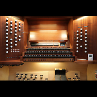 Spieltisch der Chororgel (2023), von dem aus auch die neuen Balkonorgeln per Touchscreen spielbar sind Passau, Dom St. Stephan, Spieltisch der Chororgel (2023), von dem aus auch die neuen Balkonorgeln per Touchscreen spielbar sind