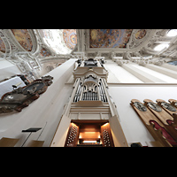 Chororgel mit Spieltisch und Blick ins Gewölbe; links oben am Gerüst die neue Balkonorgel Süd (2023) Passau, Dom St. Stephan, Chororgel mit Spieltisch und Blick ins Gewölbe; links oben am Gerüst die neue Balkonorgel Süd (2023)
