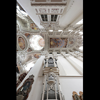 Blick entlang der Chororgel ins Chor- und Vierungsgewölbe und zur Balkonorgel Süd (Gerüst) Passau, Dom St. Stephan, Blick entlang der Chororgel ins Chor- und Vierungsgewölbe und zur Balkonorgel Süd (Gerüst)