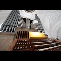 Weilheim i.OB., Stadtpfarrkirche Mari Himmelfahrt, Alter Spieltisch und Orgel perspektivisch (bis 2023)