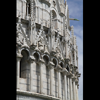 Pisa, Duomo di Santa Maria Assunta, Sulen und Figuren am Baptisterium